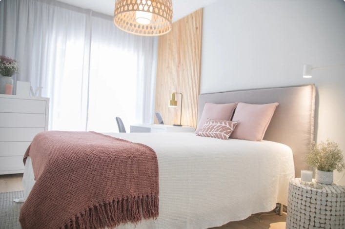 Posso adicionar objetos decorativos ao meu quarto minimalista?